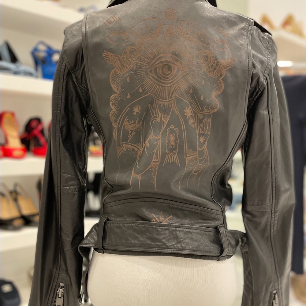 Beautiful jacket never worn I removed the tags
Selling because I have not use it